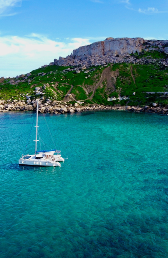 Bateau au mouillage avec son annexe